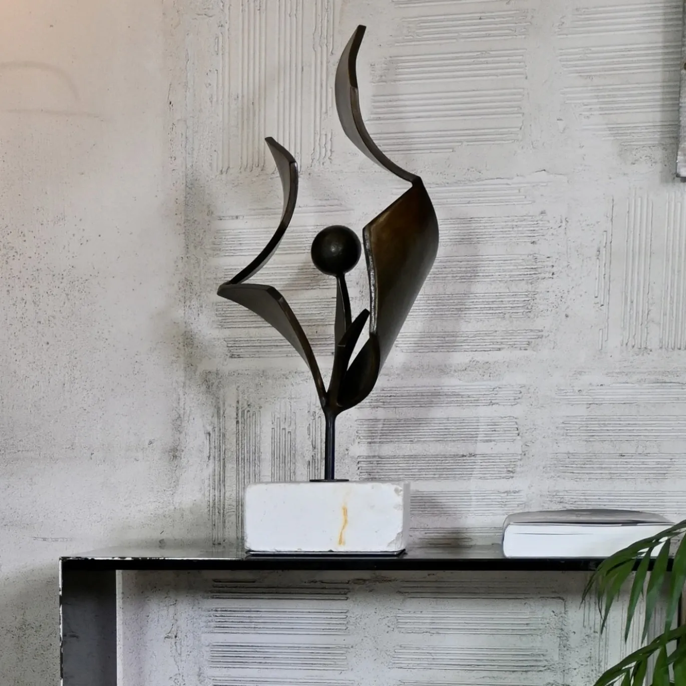 Scultura decorativa stilizzata Tulip in ferro di Lorenzo Quadalti