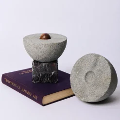 Scultura decorativa Uovo in pietra con base in marmo