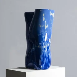 Scultura di busto femminile blu