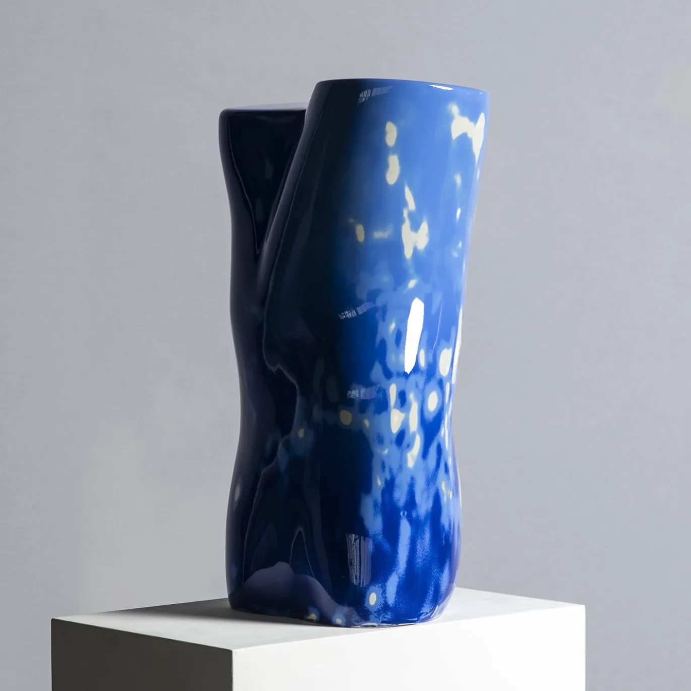 Scultura di busto femminile blu