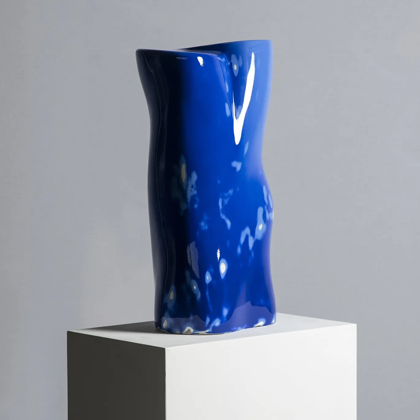 Scultura di busto femminile blu