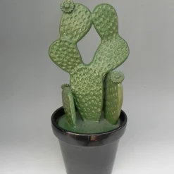 Scultura di cactus in ceramica di Tullio Mazzotti in via Gutierrez