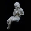 Scultura di donna seduta