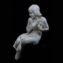 Scultura di donna seduta