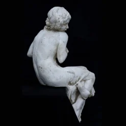 Scultura di donna seduta