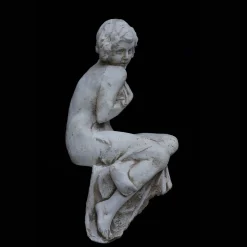 Scultura di donna seduta