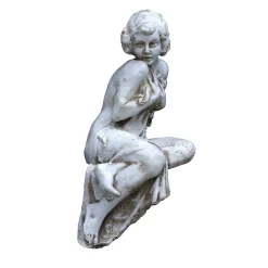 Scultura di donna seduta