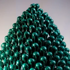 Scultura di pigna verde e oro La Grande Madre