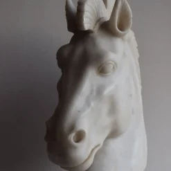 Scultura di testa di cavallo