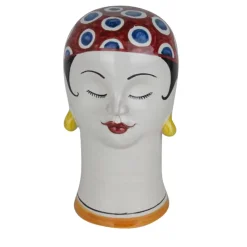 Scultura di testa di nuotatore con berretto rosso maculato