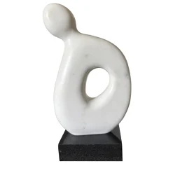 Scultura Figura Aperta Al Vuoto in Marmo Bianco su Base in Granito di Piero Speranza