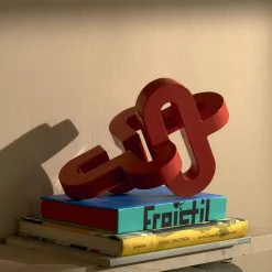 Scultura Goldilocks rossa di Giorgio Biscaro