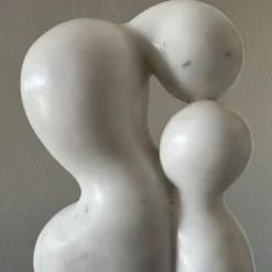 Scultura Il Contatto in Marmo Bianco di Carrara su Base in Marmo Rosso Verona di Piero Speranza