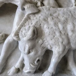 Scultura in alto rilievo in marmo di Carrara Caccia al Cinghiale