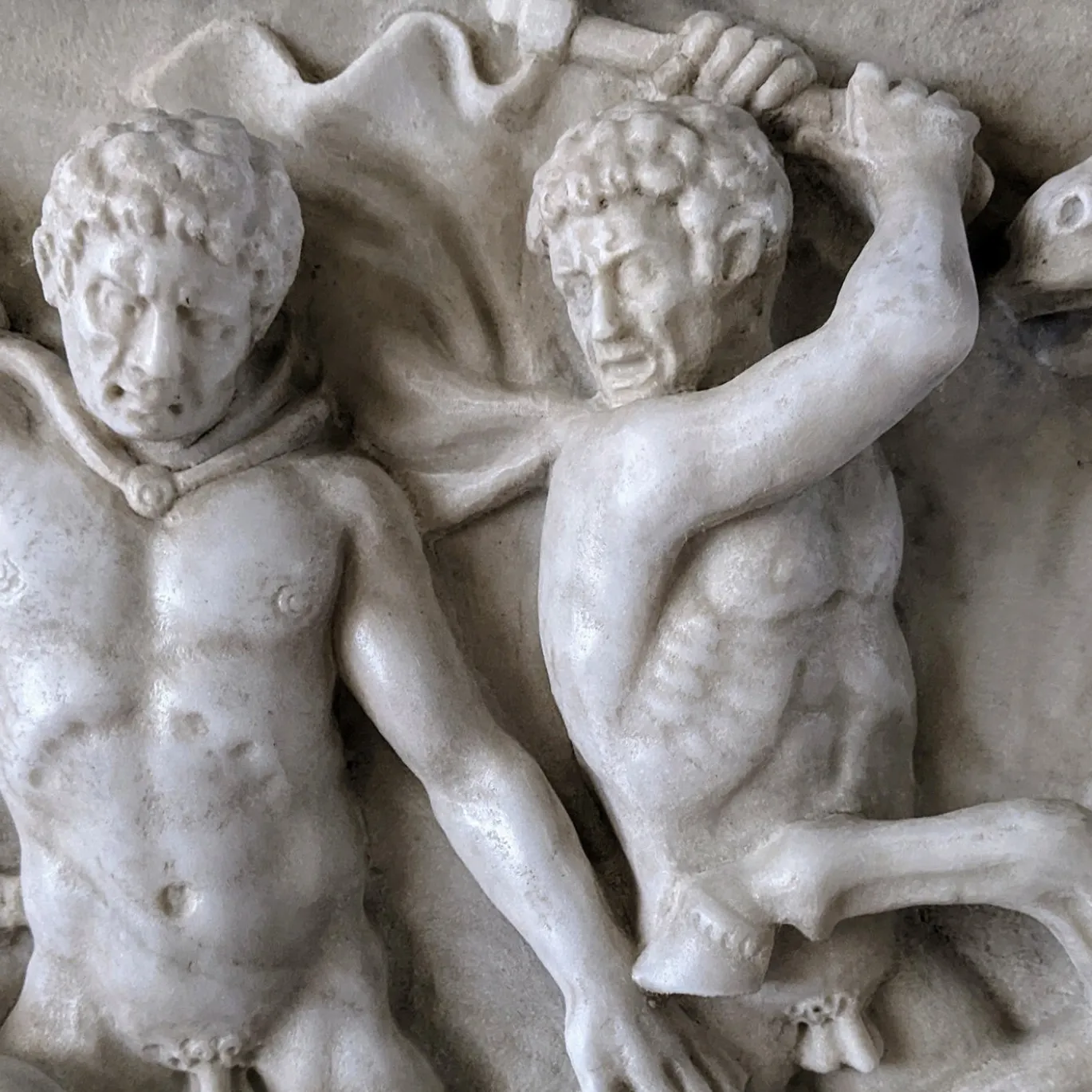 Scultura in alto rilievo in marmo di Carrara Caccia al Cinghiale