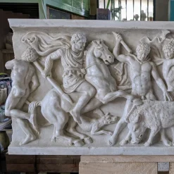 Scultura in alto rilievo in marmo di Carrara Caccia al Cinghiale