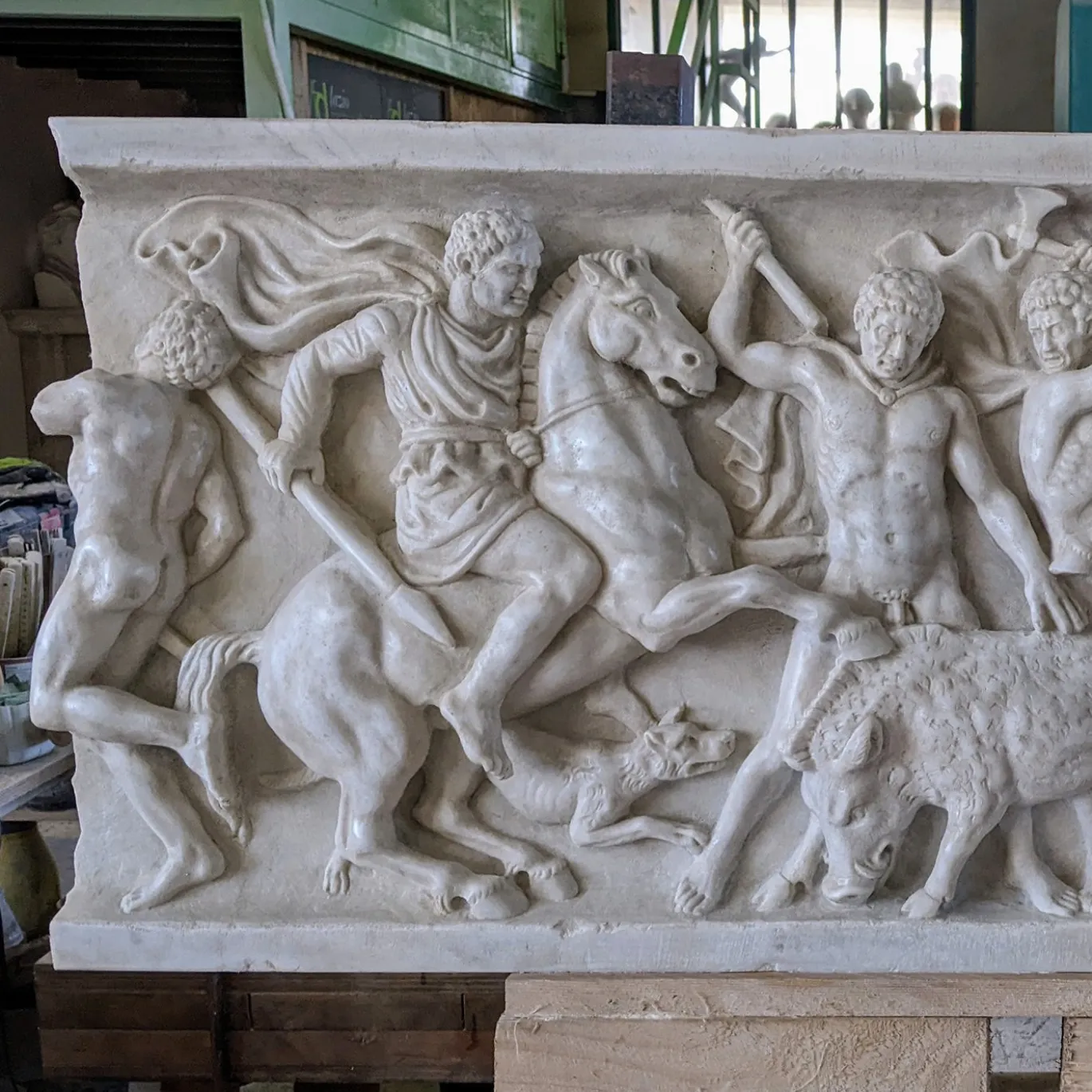 Scultura in alto rilievo in marmo di Carrara Caccia al Cinghiale
