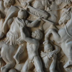 Scultura in alto rilievo in marmo di Carrara della battaglia romana