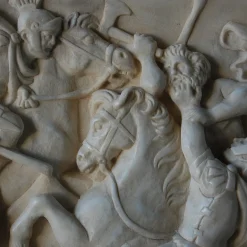 Scultura in alto rilievo in marmo di Carrara della battaglia romana