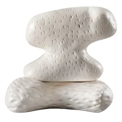 Scultura in ceramica bianca a forma organica di Faye Toogood
