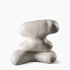 Scultura in ceramica bianca a forma organica di Faye Toogood