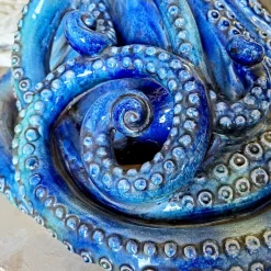 Scultura in Ceramica Blu con Polpo Gigante