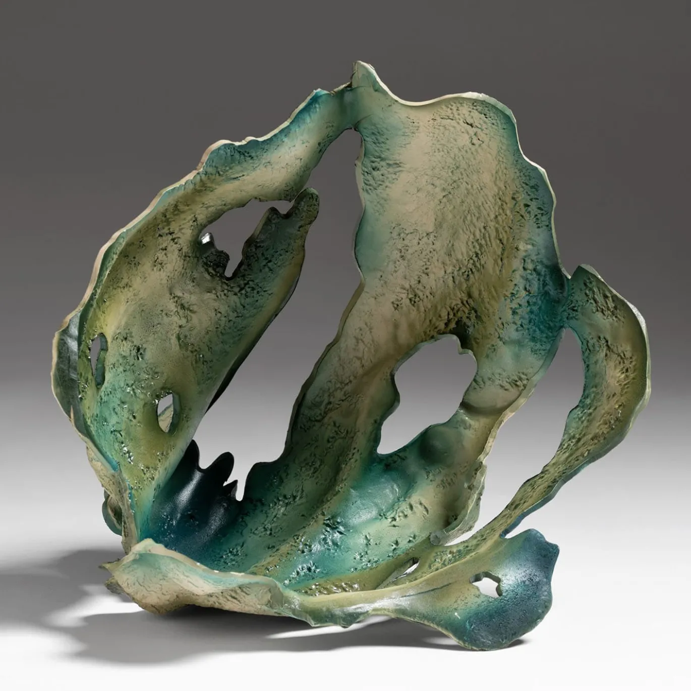 Scultura in ceramica verde Courmayeur di Assia Karaguiozova