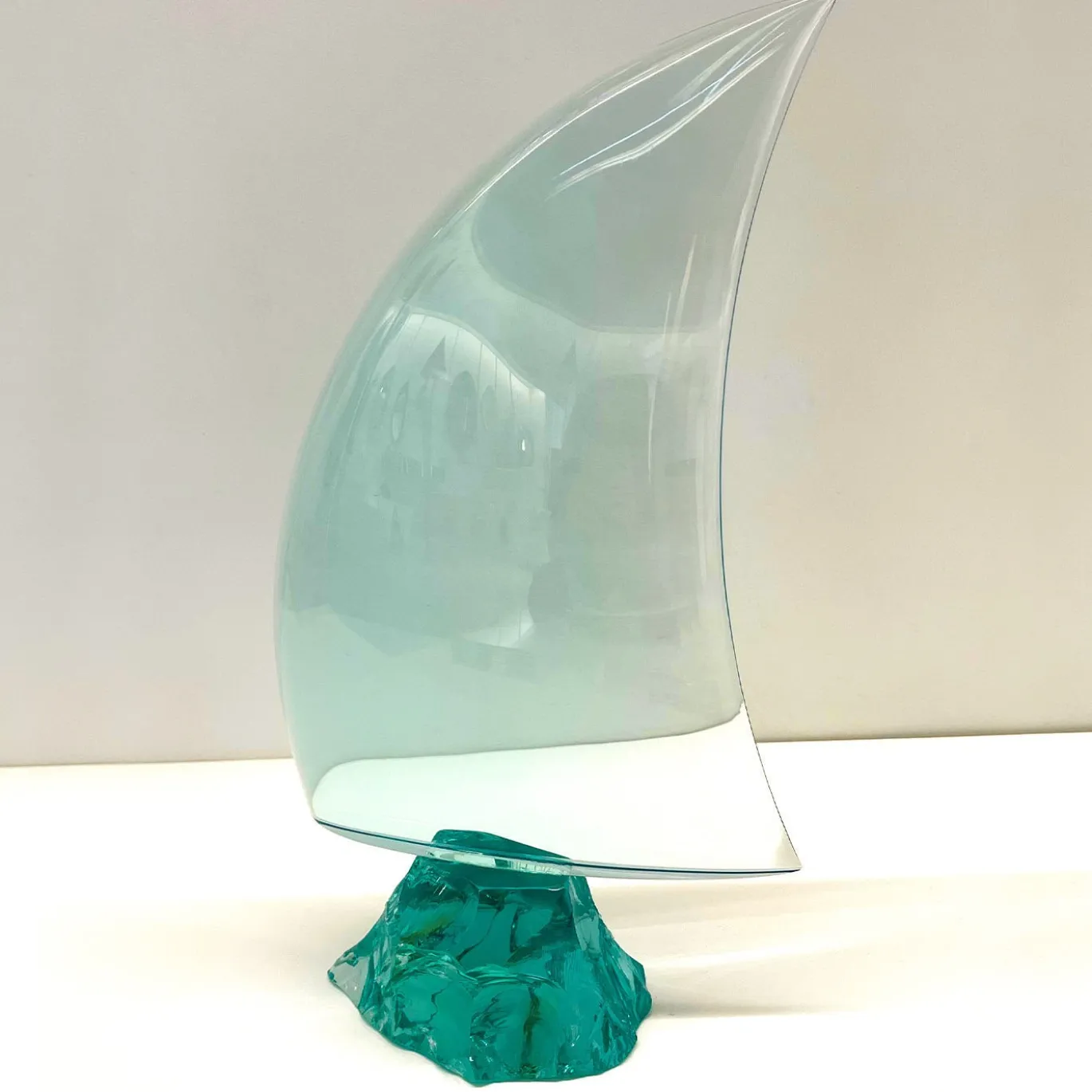 Scultura in cristallo fatta a mano a forma di vela