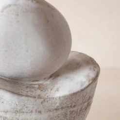 Scultura in gres bianco Luna Piena II