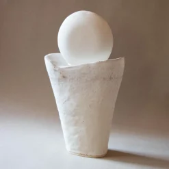 Scultura in gres bianco Luna Piena I