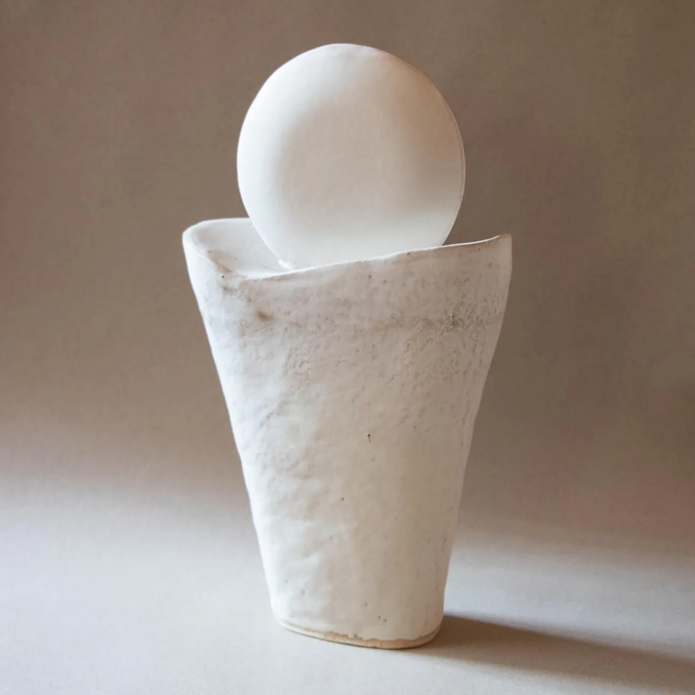 Scultura in gres bianco Luna Piena I