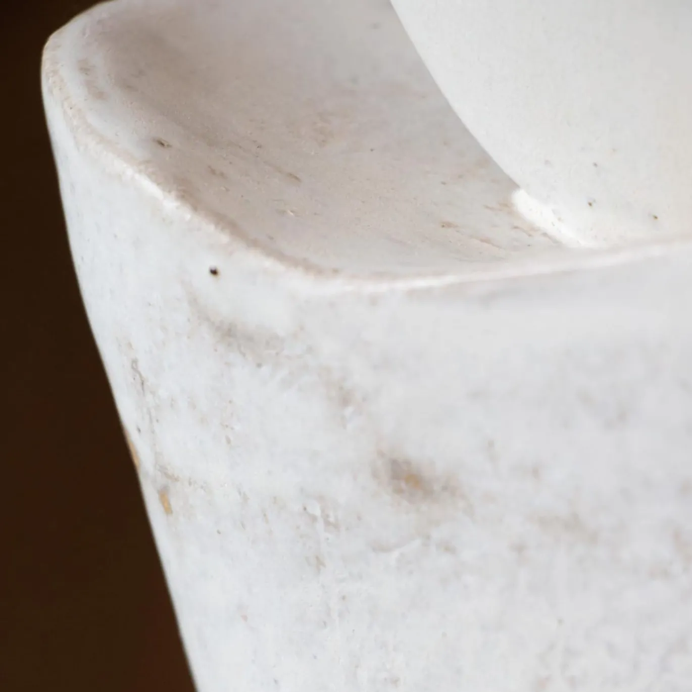 Scultura in gres bianco Luna Piena I