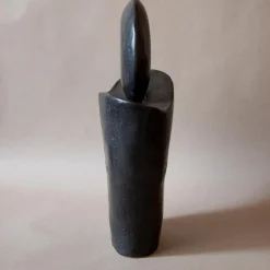 Scultura in gres nero Luna Nuova I