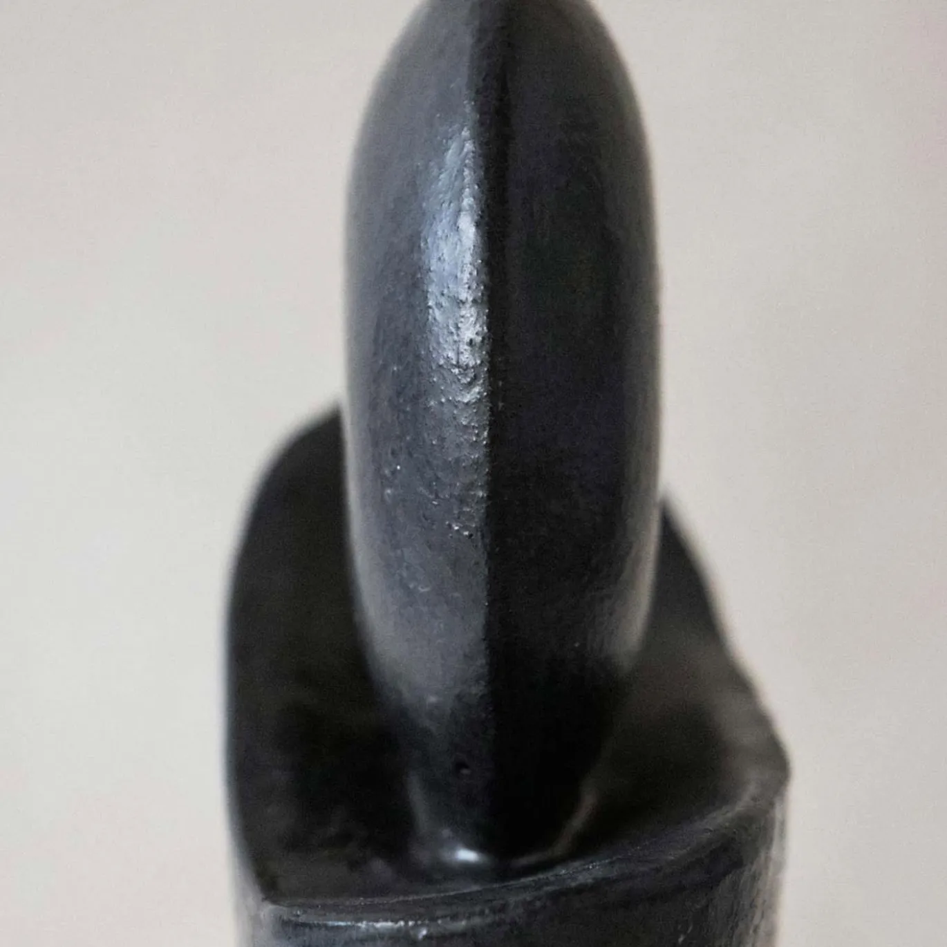 Scultura in gres nero Luna Nuova I