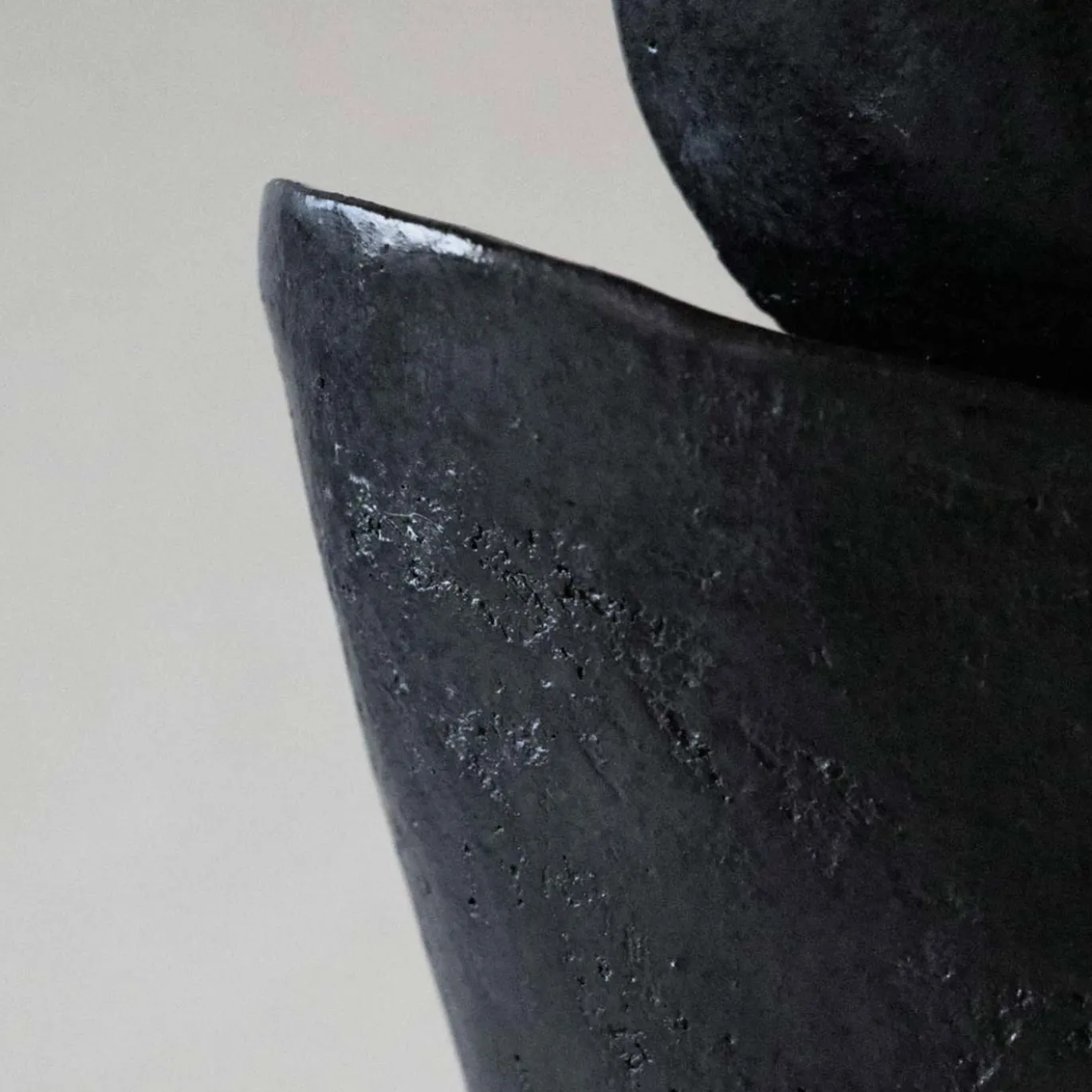 Scultura in gres nero Luna Nuova I
