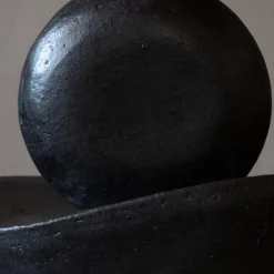 Scultura in gres nero Luna Nuova II