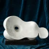 Scultura in marmo bianco Ombelico di Piero Speranza