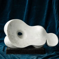 Scultura in marmo bianco Ombelico di Piero Speranza