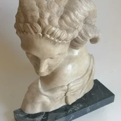 Scultura in marmo Cleopatra Egiziano Giallo fauno dormiente con base