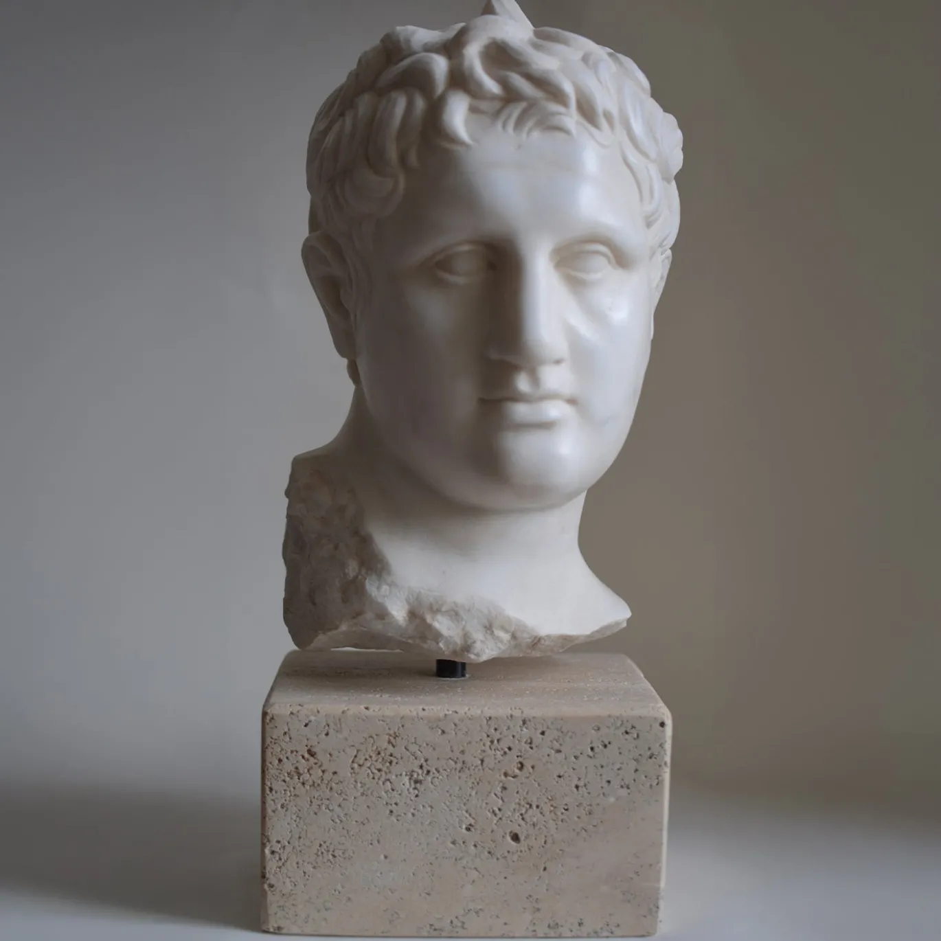 Scultura in marmo di Carrara Apoxyomenos con base