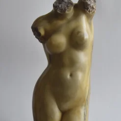 Scultura in marmo giallo Brocatelle del torso di Venere con base