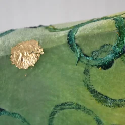 Scultura in velluto di un piccolo pesce verde gioioso