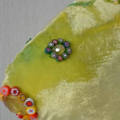Scultura in velluto di un piccolo pesce verde gioioso