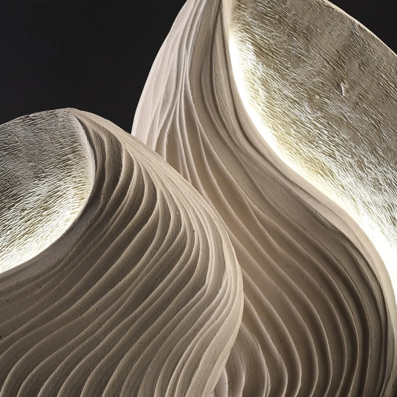 Scultura luminosa verticale in pietra di Madrepora Lecce