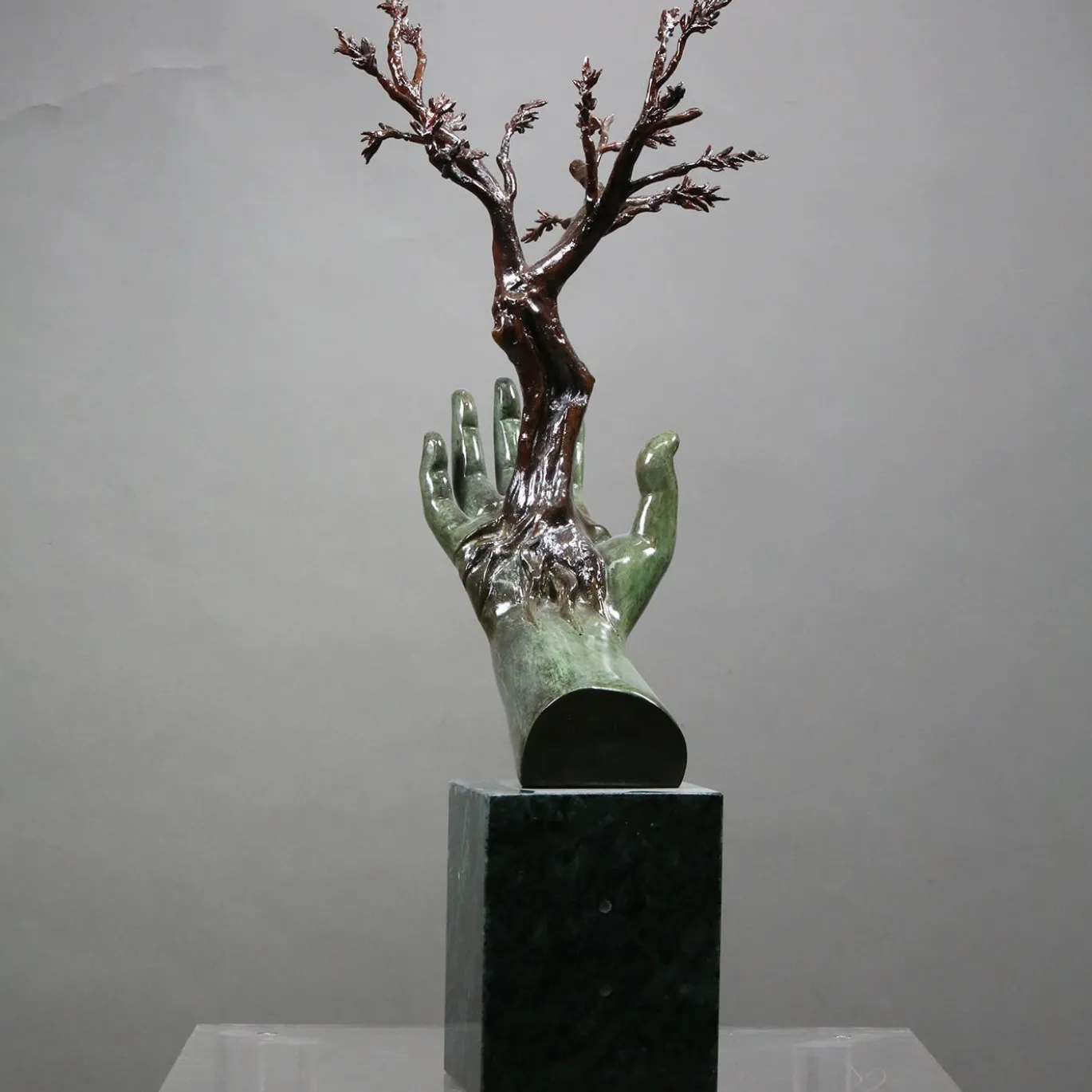 Scultura Mano Albero in bronzo