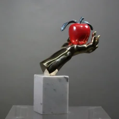 Scultura Mano Mela in bronzo policromo