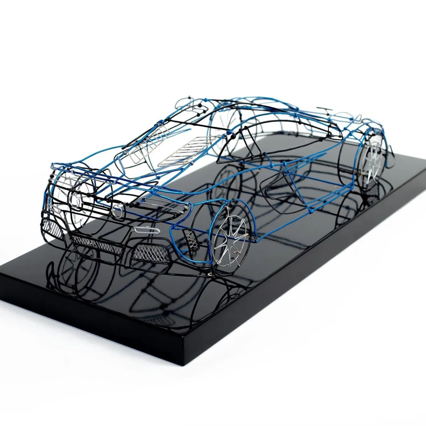 Scultura McLaren in filo metallico