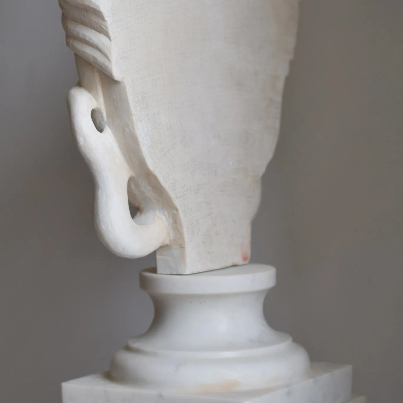Scultura Medusa in marmo bianco di Carrara su trapezoforo
