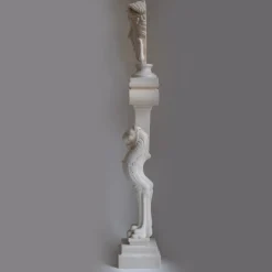Scultura Medusa in marmo bianco di Carrara su trapezoforo