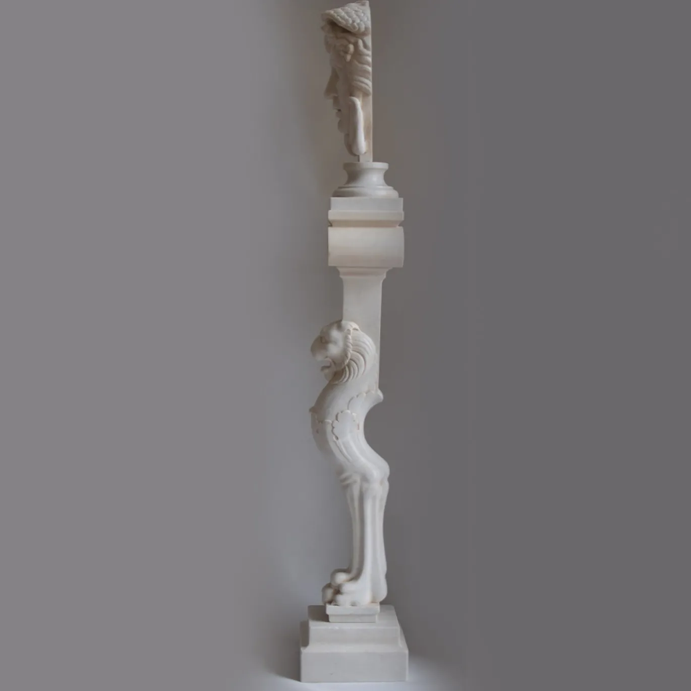 Scultura Medusa in marmo bianco di Carrara su trapezoforo